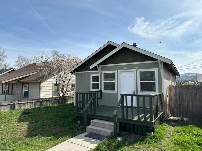 Building Photo - Newly Renovated 3BR/1 Bath Home