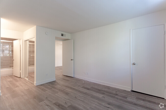 2BR,2BA-1,000SF- Bedroom - Bakman Apartments