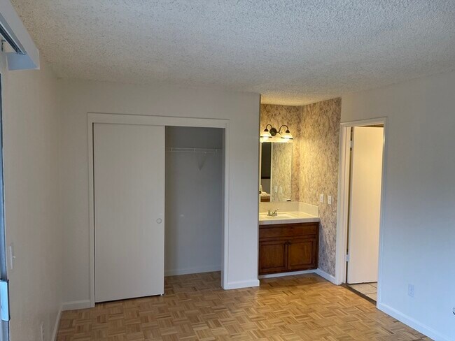 Building Photo - Modesto Absolutely Gorgeous 3 Bedroom Cond...