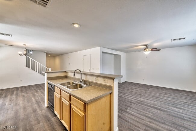 Building Photo - 577 Lapford St