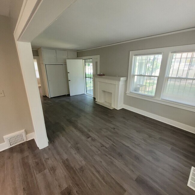 Foto del edificio - 2407 E 67th Terrace