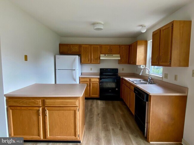 Building Photo - 6605 Hollow Dr