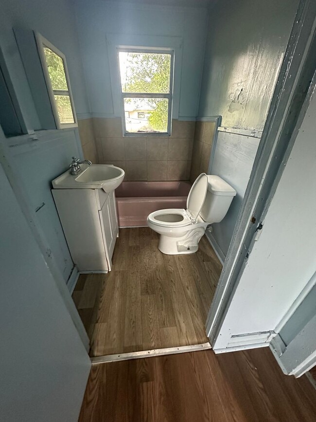 Building Photo - 4-bedroom, 2 bathroom home AVAILABLE NOW!