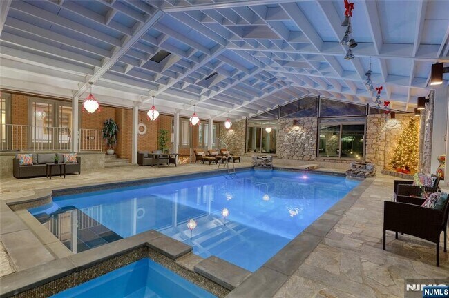 Foto del edificio - 91 Chestnut Ridge Rd