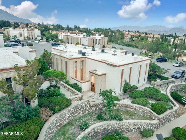 Building Photo - 6201 Escondido Dr