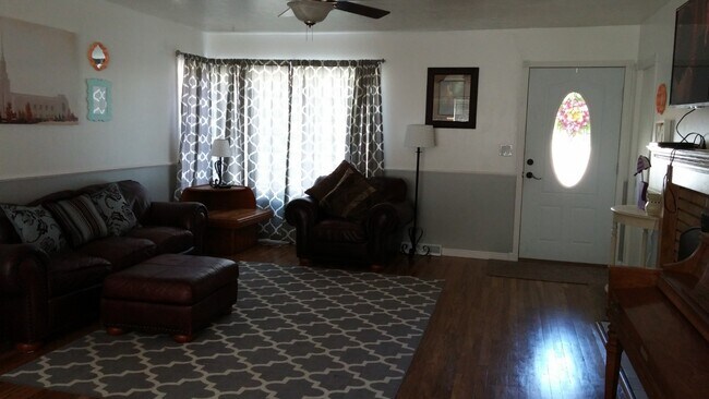 Living Room - 425 S 19th Ave