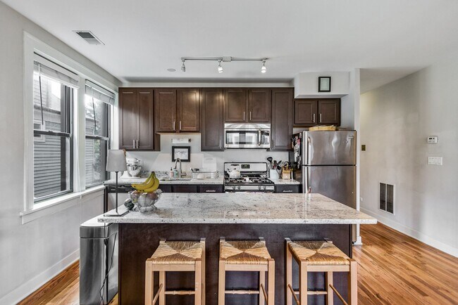 Foto del edificio - 2229 W Wilson Ave