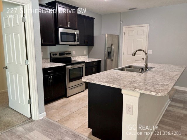 Foto del edificio - Spacious 3/2 in Palm Bay gated community a...