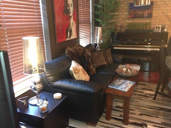 Foto del edificio - 3754 N Bernard St