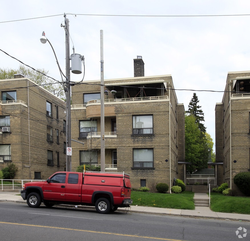 Building Photo - 897 Avenue Rd