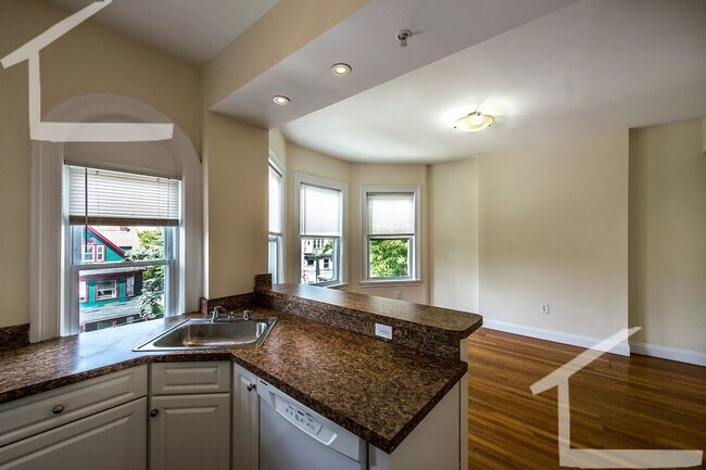 Foto del edificio - Bright, Renovated Packard's Corner 2Bed/2 ...