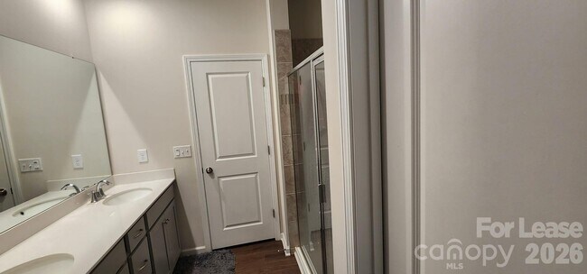 Foto del edificio - 15733 Country House St