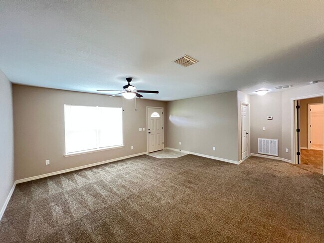 Foto del edificio - Charming 3 Bedroom 2 Bathroom Home in Ocala!!