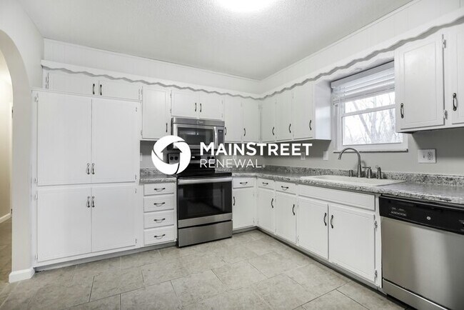 Building Photo - 3 Bedroom Pet-Friendly Home in Raytown, MO with Main Street Renewal