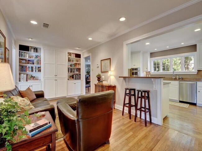 Building Photo - 2203 Sunny Slope Dr
