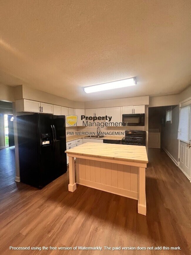 Building Photo - 10135 Meadowlark Dr