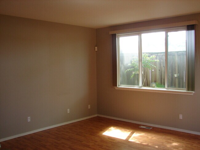 Foto del edificio - THREE BEDROOM TOWNHOME IN HAZEL DELL