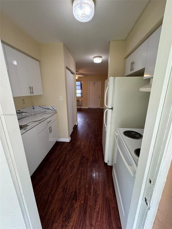 Foto del edificio - 844 NW 18th Ave