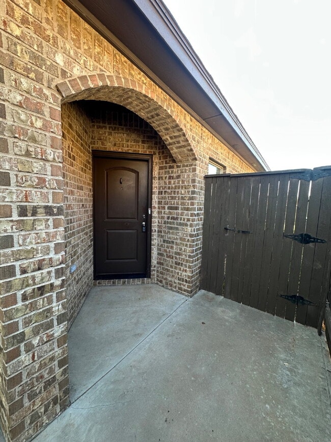 Building Photo - Beautifully Maintained Duplex - Lease Only