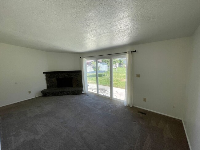 Building Photo - Great 5 Bed/3 Bath home in Orem