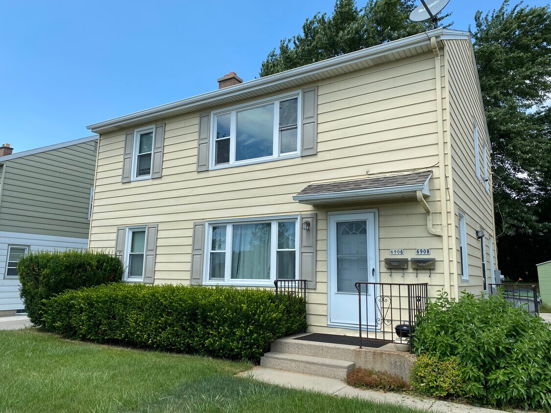 6906 W Oklahoma Ave, Milwaukee, WI 53219 Townhome Rentals in