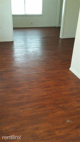 Foto principal - 907 1/2 NW Columbia Ave