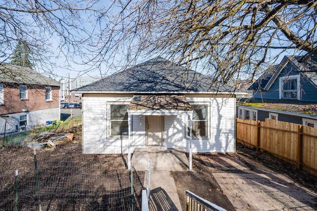 Building Photo - Remodeled 2 Bedroom Home Near WSU & Downto...