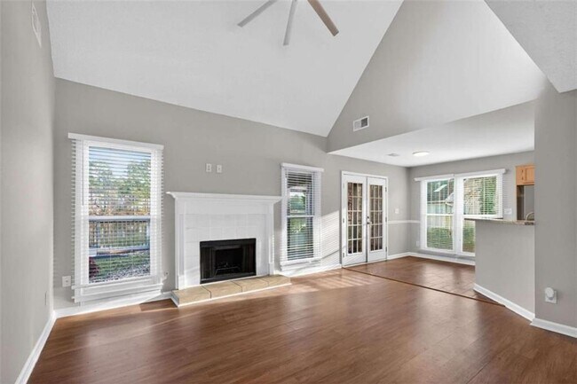 Foto del edificio - 7700 Lakeshore Ct