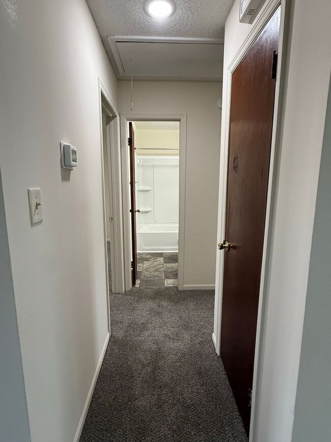Building Photo - Nice 2 bedroom, 1 bath duplex