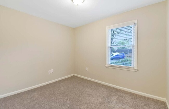 Building Photo - 823 Dedmon Dr