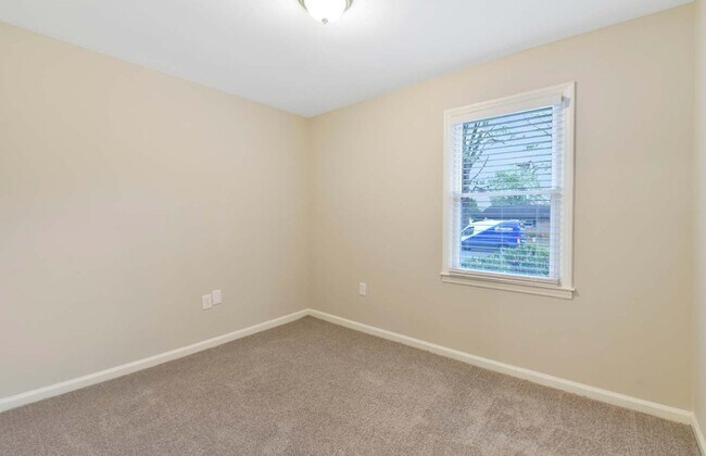 Foto del edificio - 823 Dedmon Dr