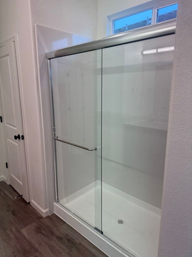 Foto del edificio - Modern 4-Bedroom New Build in Hughson – Built 2024