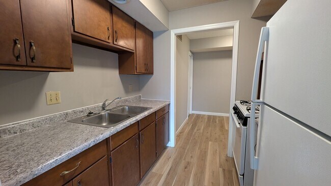 Foto del edificio - Updated Urbana Apartment with Balcony & Covered Parking