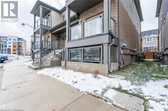 Building Photo - 205 W Oak Trl