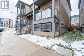 Building Photo - 205 W Oak Trl