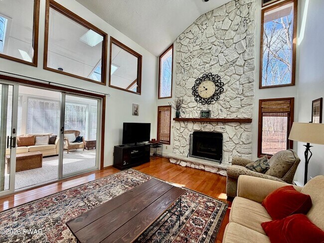 Building Photo - 811 Paddock Ct