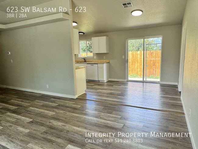 Building Photo - 623 SW Balsam Rd
