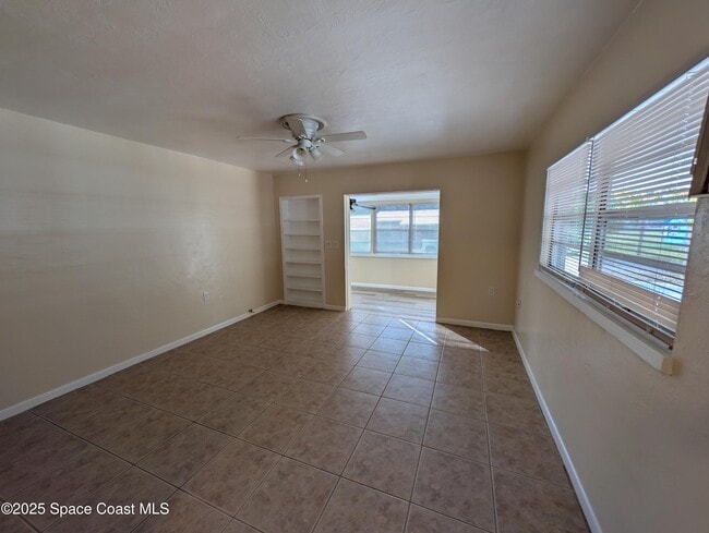 Building Photo - 305 W Virginia Dr