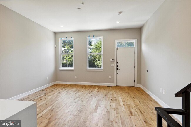 Foto del edificio - 2733 W Jefferson St