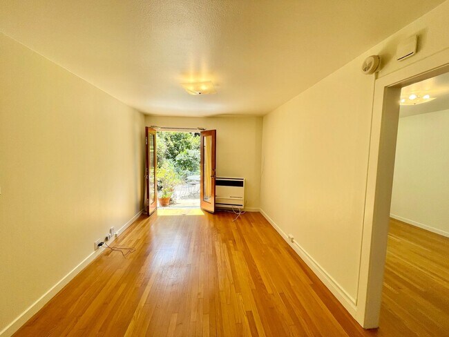Foto del edificio - 1BR/1BA Garden Apartment! Laundry! Storage...