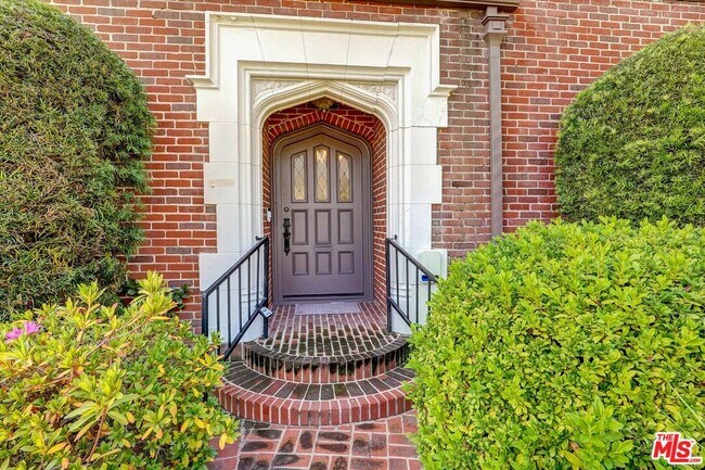 Foto del edificio - 165 N Las Palmas Ave