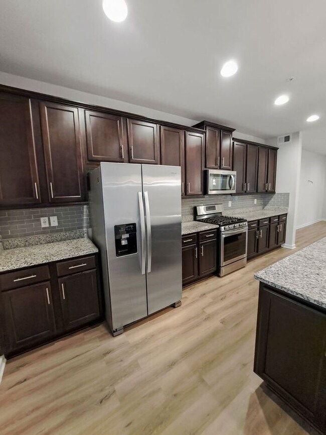 Building Photo - Modern 3-Level Pet Friendly Townhome in Up...