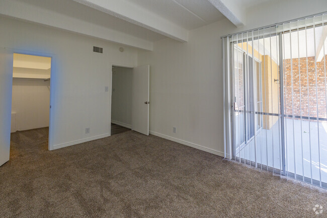 1 BR, 1 BA 753SF - Villa Apartments