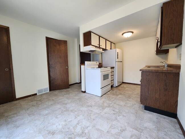 Building Photo - 2 Bedroom Townhouse 1205 Depere St Menasha
