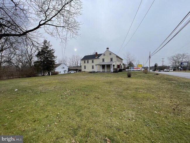 Building Photo - 2848 E High St