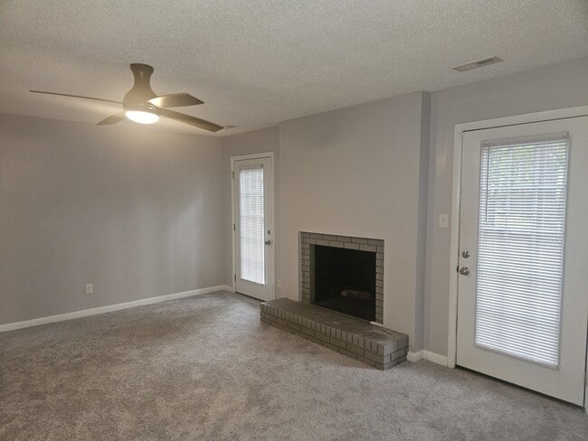 Building Photo - 402 Lotus Dr