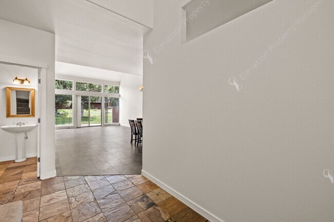 Foto del edificio - Eagle Crest Townhome Steps to Lakeside Center & Trails