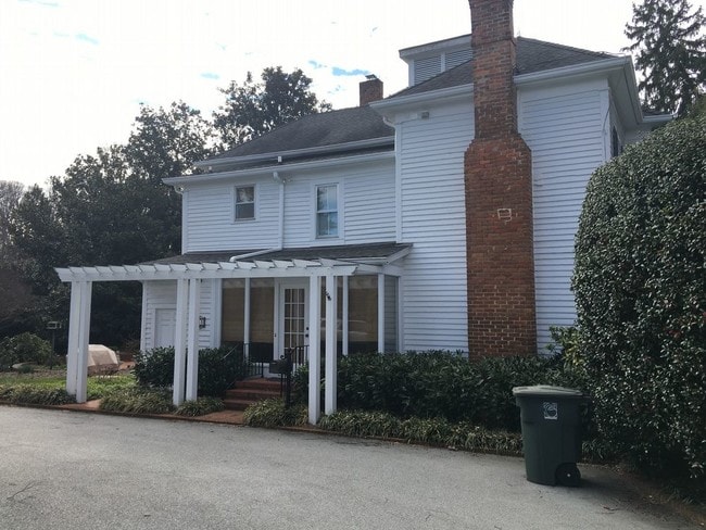 Building Photo - 6010 W Friendly Ave