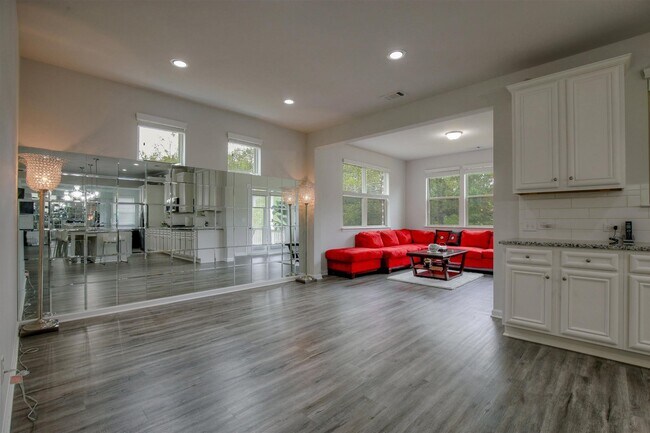 Building Photo - 5375 Mirror Lake Dr