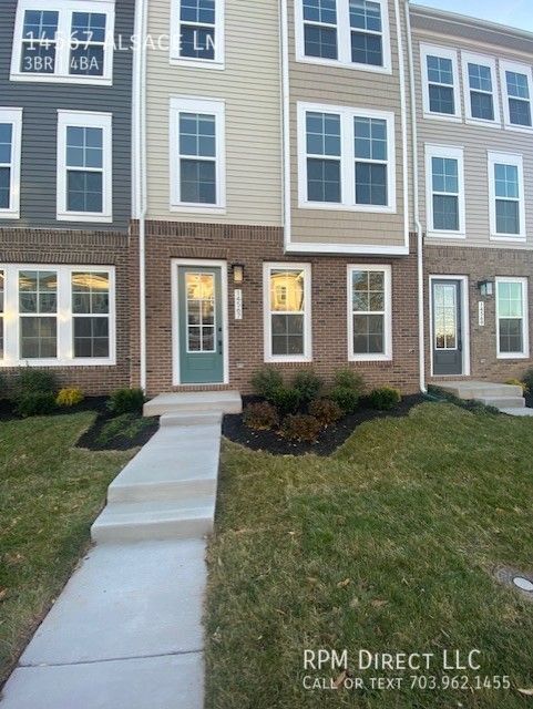 Primary Photo - GORGEOUS TOWNHOME IN ROBINSON MANOR